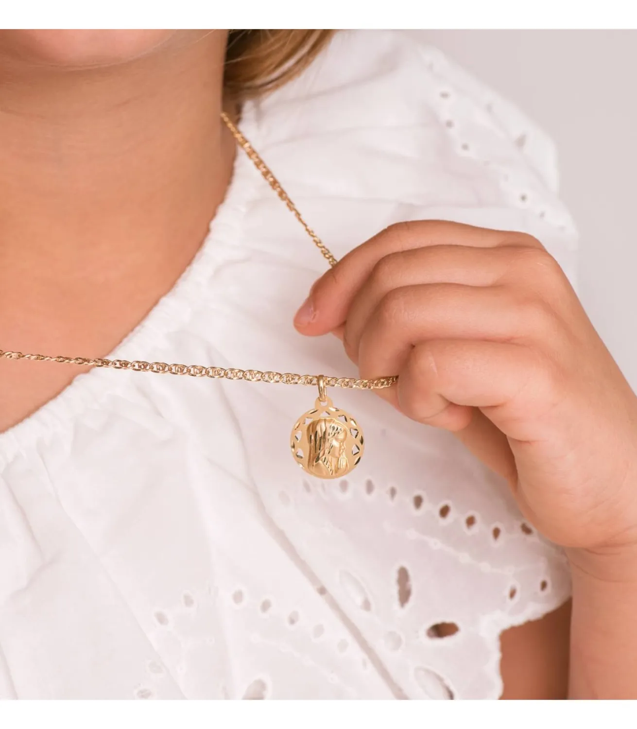 Medalla Calada 18K Virgen Niña Tallada 18Mm<Alda Joyeros Best Sale
