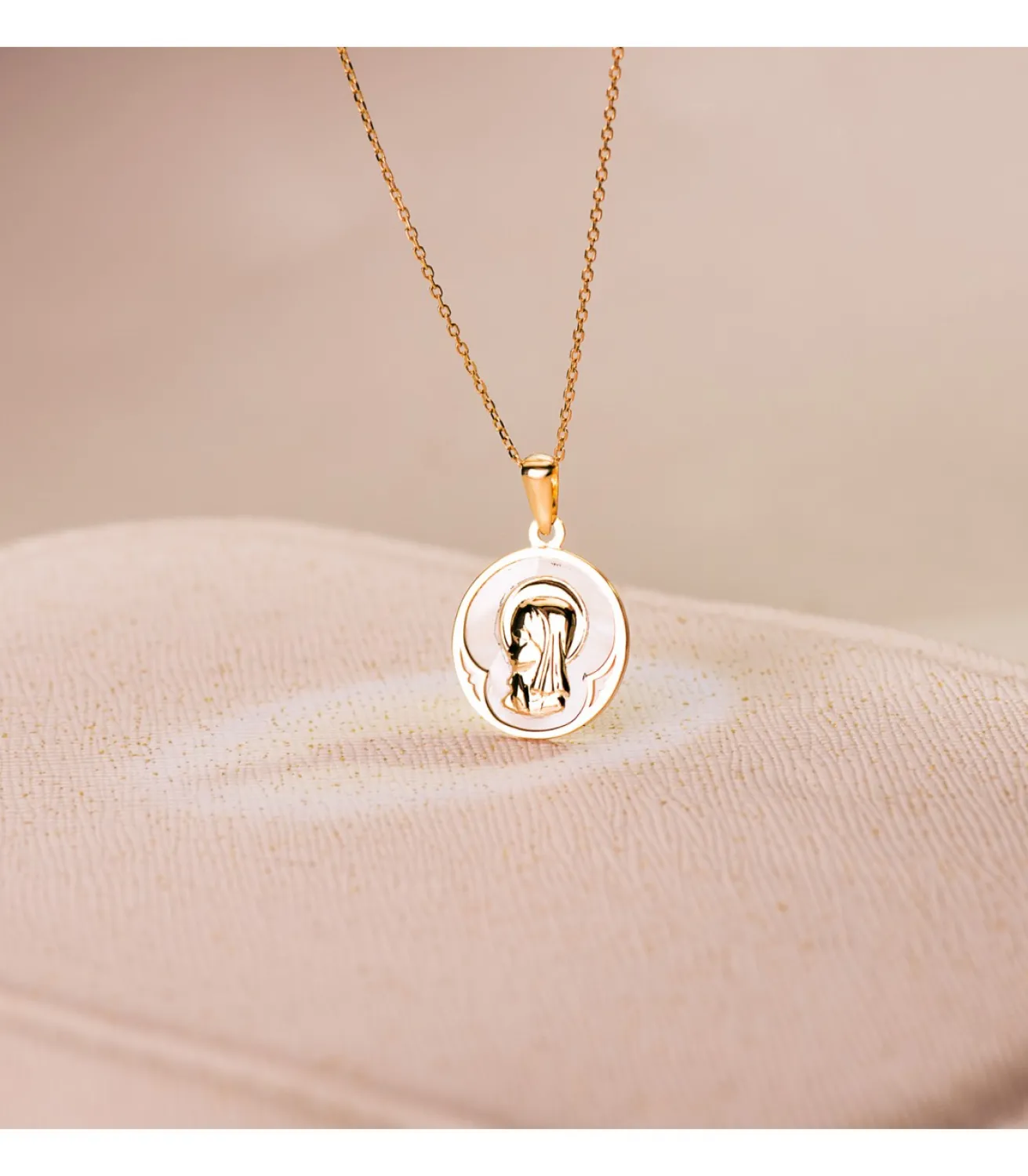 Medalla Nacar Redonda Virgen Niña Oro 18 K 15 Mm<Alda Joyeros Discount