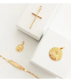 Medalla Virgen Niña Calada Oro Amarillo 18 K 15 Mm<Alda Joyeros Shop